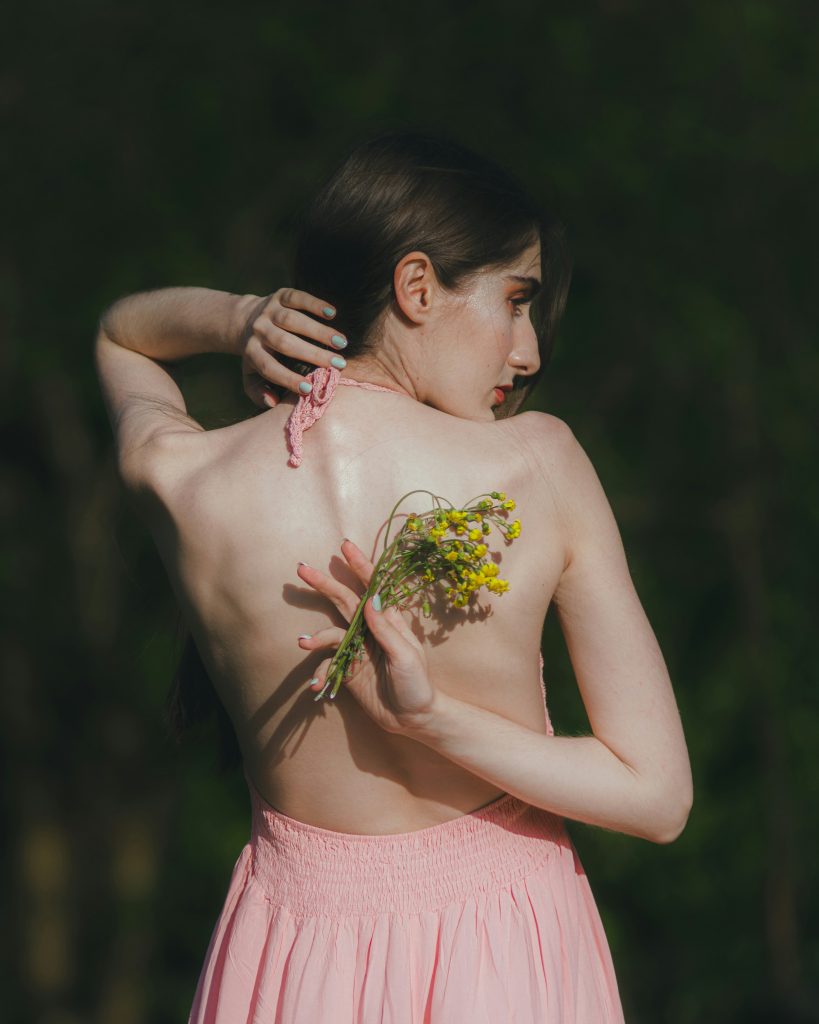 donna con fibromialgia che si tocca la schiena
